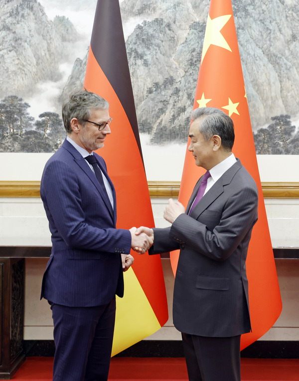 王毅會(huì)見德國(guó)總理外事(shì)顧問普呂特納